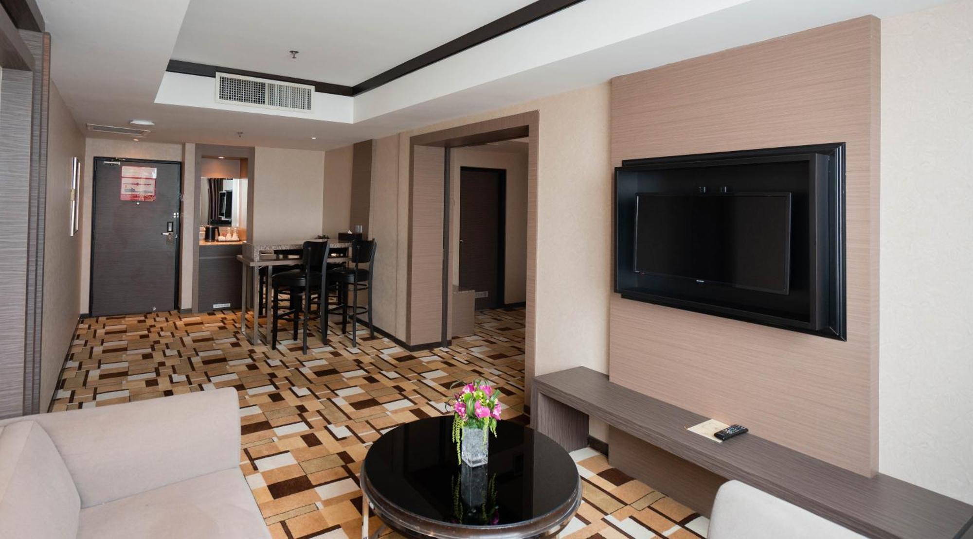 Grand Paragon Hotel